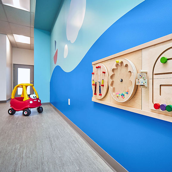 childrens-autism-center-des-moines-iowa-aba-therapist-treatment-50315-stride-centers Toys for children to play with during their ABA therapy near Des Moines, Iowa.