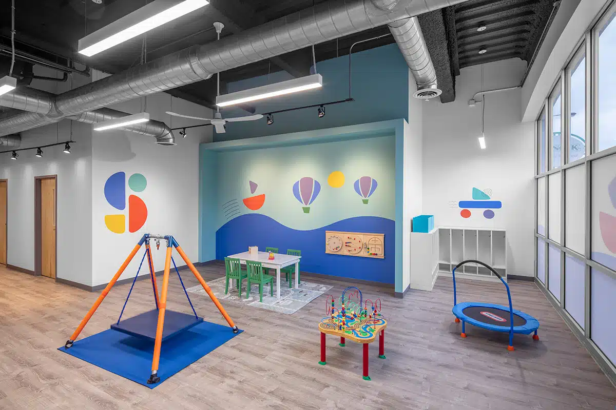 aba-therapy-children-autism-center-school-hyde-park-chicago-illinois-treatment-centers-60615 (3) Vista interior de una zona de descanso y juegos para el tratamiento del autismo cerca de Hyde Park en Chicago, Illinois.
