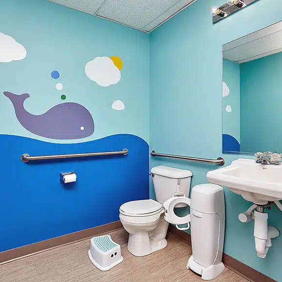 aba-therapy-autism-arbor-peaks-des-moines-iowa-child-treatment-center-50312-stride-centers (3) Restroom interior at the Stride Autism Center near Arbor Peaks, Des Moines, Iowa.