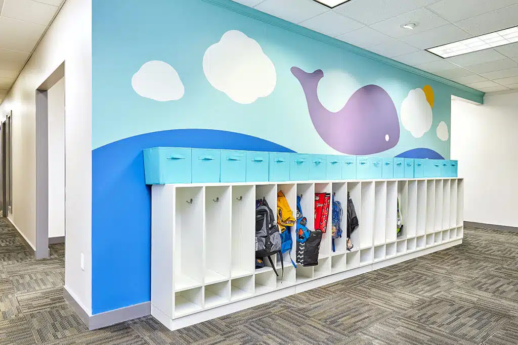 Zona de cubículos donde los niños guardan sus pertenencias antes de la terapia ABA cerca de Lafayette, Iowa.