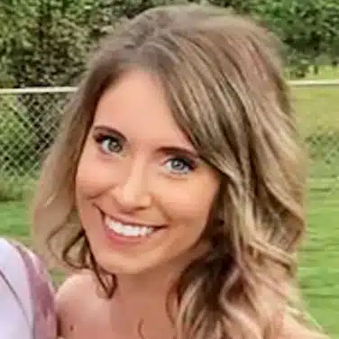 shaela-bruce-bcba-omaha-nebraska-stride-autism-centers Photo of a woman with wavy shoulder-length hair, looking straight at the camera while smiling.