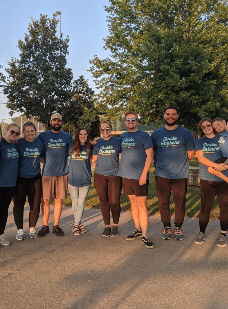 El grupo de empleados de Stride lleva camisetas con la inscripción «stride strikers».