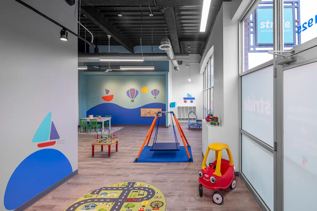 Área para niños con juguetes en el Centro de Autismo Stride.