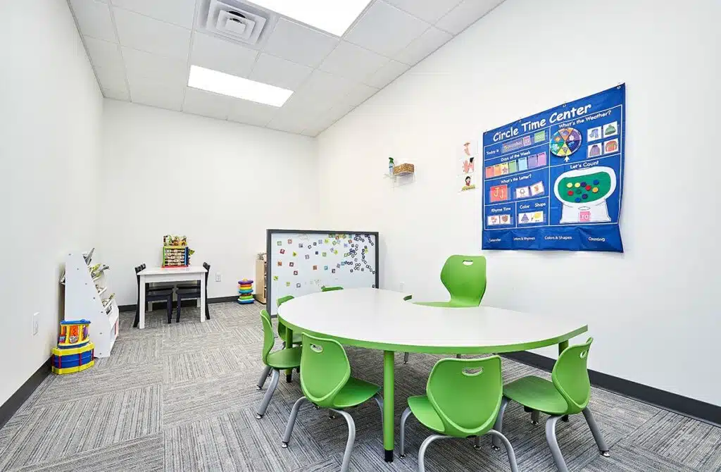 Una vista interior del Stride Autism Center, en West Omaha (Nebraska), que cuenta con un espacio moderno y luminoso dedicado a la terapia ABA.
