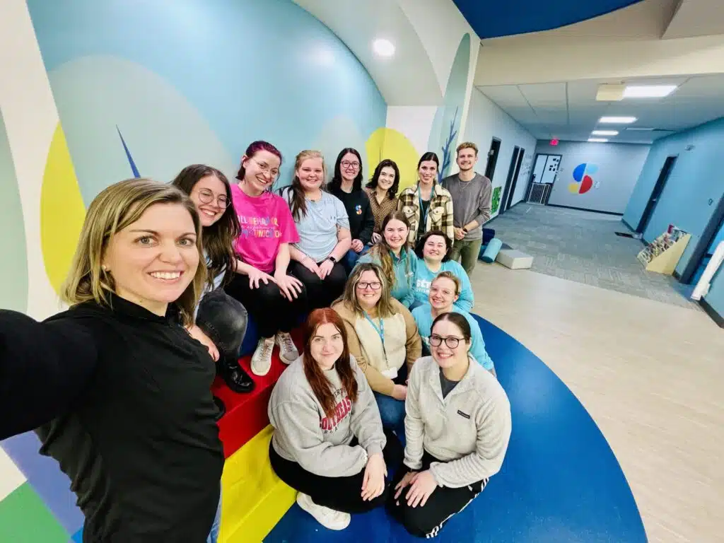 Un grupo de terapeutas del centro Stride Autism sonriendo