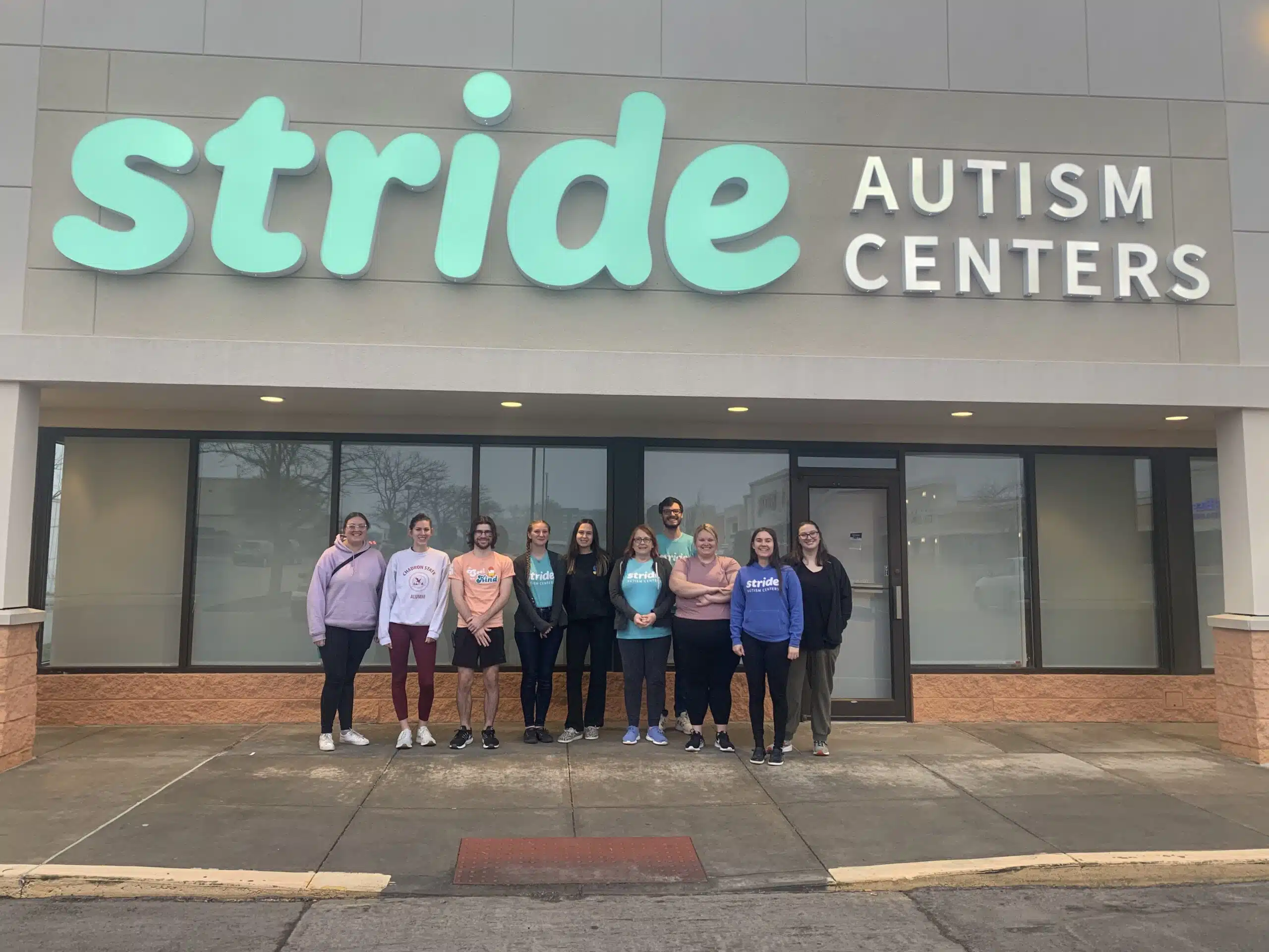 El equipo de Stride posa delante del Stride Center de Nebraska.
