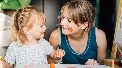 Un colorido gráfico que promociona actividades creativas de manualidades para niños y familias en las clínicas Stride Autism Centers®.