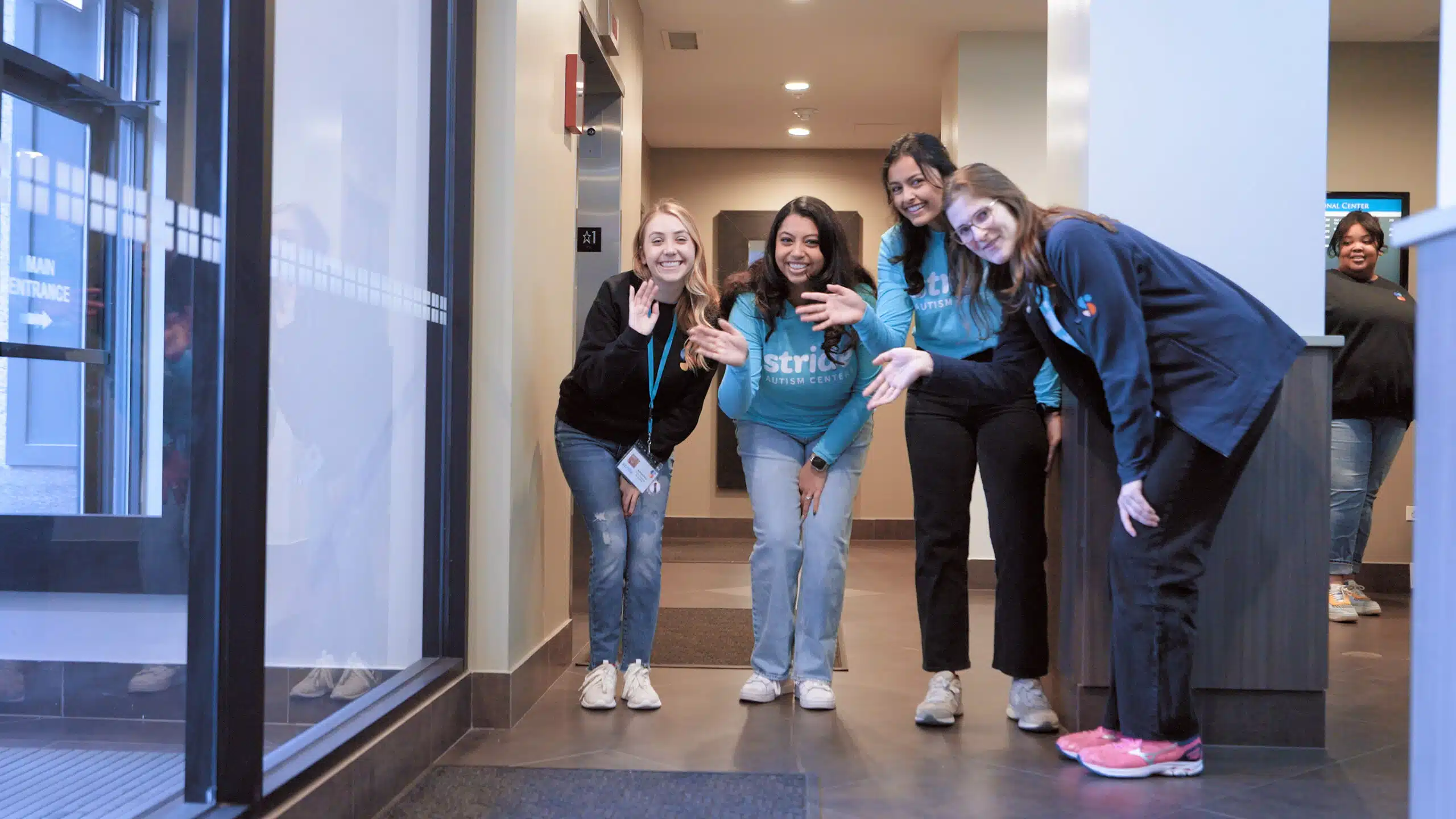 Los miembros del equipo posan en el Stride Autism Center