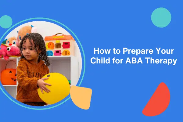 Un niño pequeño con una pelota amarilla en Stride Autism Centers® como guía para prepararse para las sesiones de terapia ABA pediátrica